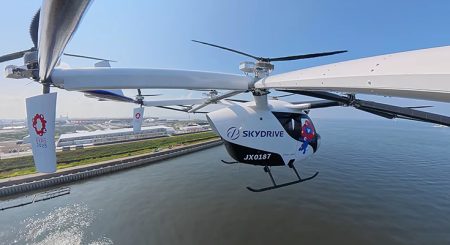 国産の空飛ぶクルマ「SKYDRIVE」機体搭載カメラの映像を初公開 万博で飛行を披露、吉村府知事も視察 - ロボスタ