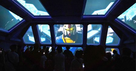 大阪万博のガンダムパビリオン、臨場感あるモビルスーツの戦闘映像　宇宙利用の未来示す - 日本経済新聞