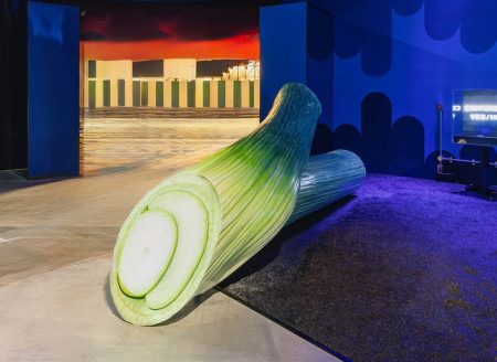 大阪・関西万博 民間パビリオン「よしもと waraii myraii館」話題の巨大アート「問いかけられるネギ」次の展示先・未来の所有者を公募開始！ | 吉本興業株式会社のプレスリリース