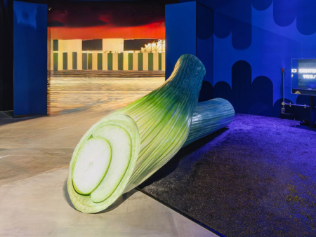大阪・関西万博 民間パビリオン「よしもと waraii myraii館」話題の巨大アート「問いかけられるネギ」次の展示先・未来の所有者 公募開始! | FANY Magazine