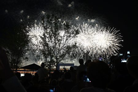 万博・来場者の最多更新なるか…８月２３日は花火大会、打ち上げ時間は？ | Lmaga.jp