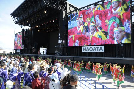 大阪・関西万博、高知のよさこいに染まる！１２００人演舞、総踊りに興奮　街路市もにぎわう | 高知新聞