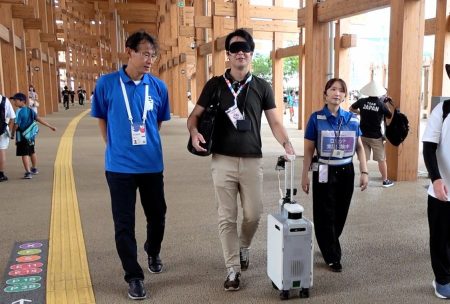 【動画】激混みの大阪・関西万博会場を目隠しで歩けるのか！？　道案内ロボ「AIスーツケース」を記者が体験してみた：中日新聞Web