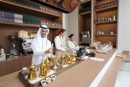 【大阪・関西万博】「サウジアラビア王国」パビリオンで楽しむカフェタイム！エキゾチックなサウジコーヒーとお菓子で異国気分に酔いしれる | LASISA（らしさ・ラシサ）