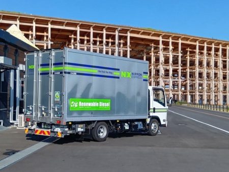 大阪・関西万博の輸送トラックに次世代バイオ燃料「リニューアブルディーゼル」を使用 約3.2トンのCO2排出量削減見込み | AMP[アンプ] - ビジネスインスピレーションメディア