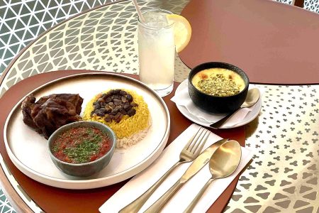 【大阪・関西万博】海外パビリオン食探訪～クウェート編～中東の食文化"ハラールフード"を体験！時間帯によって待ちストレスなしで入店も可能！？ | LASISA（らしさ・ラシサ）