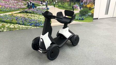 ダイハツが大阪・関西万博で人気を集めた近距離モビリティ「e-SNEAKER」を一般発売｜FNNプライムオンライン