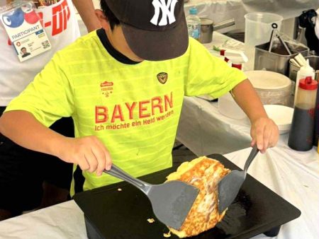 大阪・関西万博でお好み焼・たこ焼き作り体験イベント　50人が参加 - 大阪ベイ経済新聞
