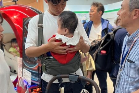 子育て世帯の登園前検温ストレスを軽減　 抱っこするだけで体温測れるバッグ、大阪・関西万博で試着体験 | NEWSCAST