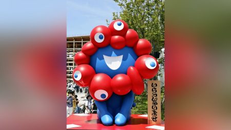 大阪万博:お辞儀しているミャクミャク、万博記念公園へ…閉幕後 : 読売新聞