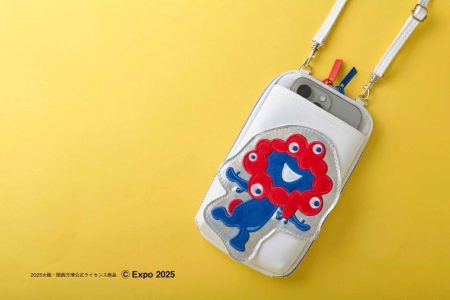 大阪・関西万博公式キャラ《ミャクミャク》のスマホポシェットが付録のファンムックが10/7発売。万博閉幕後もミャクミャクさまと一緒！ - 電撃オンライン