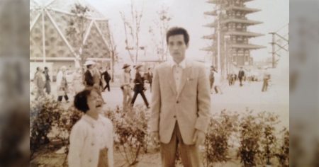 万博で人気パビリオンに入るのを諦めた父と諦めきれない私→当時を思えばこういう感情の乗ったシーンを撮れるのは凄いこと - Togetter [トゥギャッター]