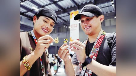大阪万博:バッジ交換で世界と友達…万博会場でスタッフも来場者も : 読売新聞