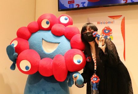 JR京都駅前で大阪・関西万博の「ミャクミャク」と撮影会　「どうしても会いたかった」｜京都新聞デジタル　京都・滋賀のニュースサイト