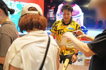 触ってＯＫ！ 阪神タイガース選手の「道具」、５日間限定で万博に | Lmaga.jp