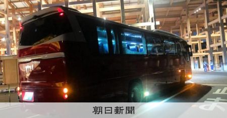 万博の大屋根リングにバスが接触する事故　複数人が乗車、けが人なし [大阪府] [大阪・関西万博2025]：朝日新聞