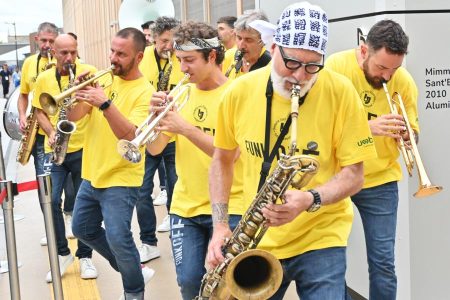 「イケおじジャズ」万博イタリア館前の伊達男たち、多数のファン獲得 | Lmaga.jp