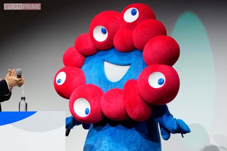 大阪万博『ミャクミャク』蜷川実花コラボのステッカーがメルカリで価格高騰の一方「毒々しい」デザイン賛否 | 週刊女性PRIME