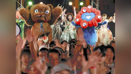 大阪万博:万博会場でＵＳＪの人気イベント開催、ゾンビやミャクミャクと一夜限りのダンス…来場者「コラボ最高」 : 読売新聞