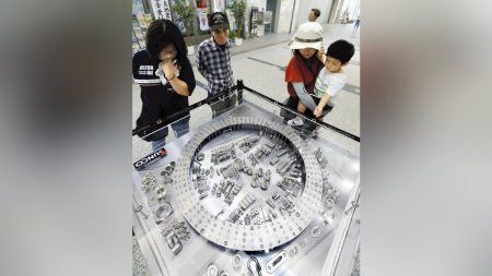 大阪万博:ねじで作った万博ジオラマを市役所に展示…４００種１６００本、ものづくりの街・東大阪をＰＲ : 読売新聞