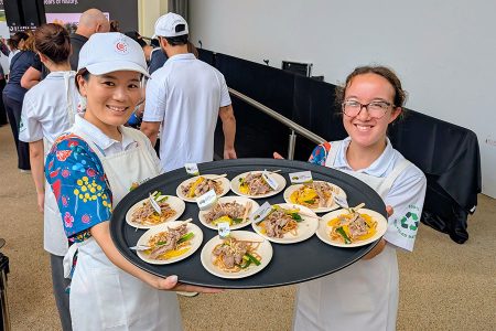 どんな味？ 万博オーストラリア館「焼きそば」を無料配布、初日にぎわう | Lmaga.jp