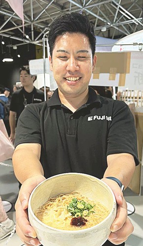 ［大阪・関西万博２５］　麺もだしも植物性「こくがある！」国産大豆ラーメン　不二製油やトヨタ試食会 / 日本農業新聞