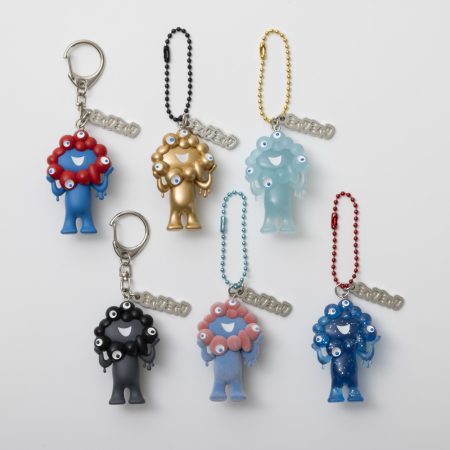 ミャクミャク立体キーホルダーに新色「黒」登場！　全6色展開に - トラベル Watch