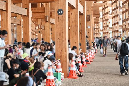 吉村府知事＆ミャクミャクら、万博内をパレードへ…開始１時間前にも多くの人 | Lmaga.jp