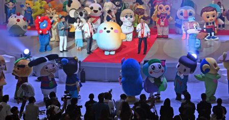 大阪万博でミャクミャクなどキャラ大集合　DJキティがダンスも披露 - 日本経済新聞