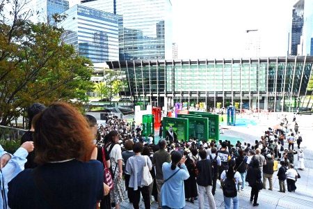 万博飛び出し…大阪駅前「サウジアラビア館別館」爆誕、朝から行列 | Lmaga.jp