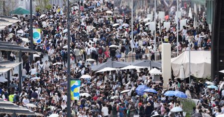 先週末の来場者20万人超…人・人・人の大屋根リング、随所に行列、通路は満員電車のよう - 産経ニュース