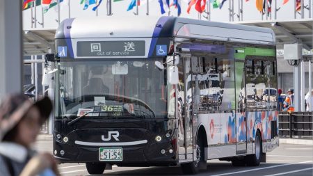 大阪万博を走る｢中国製EVバス｣でトラブル続出…書類だけのシンプル審査で｢補助金天国｣というEVバス業界の闇 ｢全国初のEVスクールバス｣も4台すべて使用中止 | PRESIDENT Online（プレジデントオンライン）
