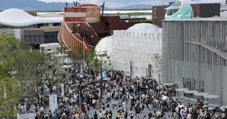 大阪万博の打ち上げ花火、破片で負傷か　来場の女性1人 - 日本経済新聞