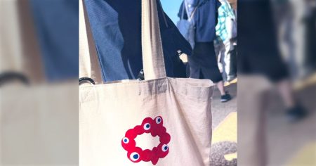 大阪・関西万博で列に並んでいたら前に並んでいるヒトの持ってるトートバッグが可愛すぎて聞いたら”妹のファンアート”と知って驚き - Togetter [トゥギャッター]