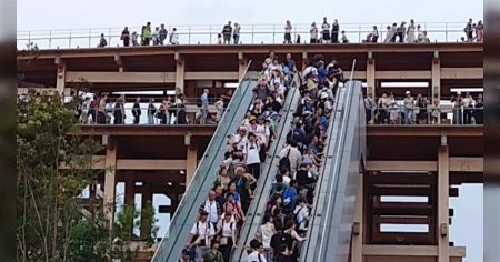 万博会場で定着した「エスカレーターの片側を空けない」が絶大な効果を発揮…そもそもエスカレーターは歩いてはいけない設計なのでは - Togetter [トゥギャッター]