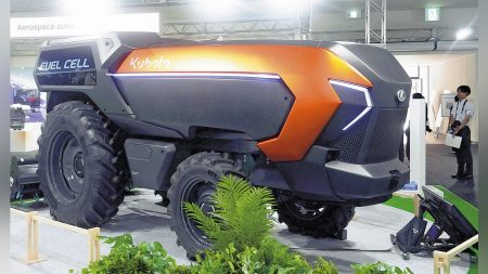 大阪万博:世界初、水素で動く自動運転トラクターが登場…クボタが万博「水素パーク！！」で試作車展示 : 読売新聞