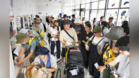 大阪万博:入れない万博、「ネット操作が苦手な人向け」の当日券に早朝から行列…予約不要で注目 : 読売新聞