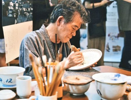 大阪・関西万博で絵付けの実演をした伊万里焼の絵付け師市川龍男さん（73） 近ごろ通信 | まちの話題 | 佐賀県のニュース | 佐賀新聞