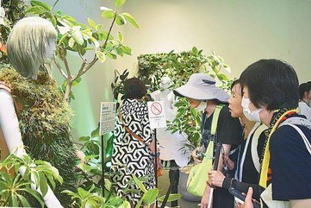 ［大阪・関西万博］未来の装いは「光合成する服」　桃谷順天館が展示 / 日本農業新聞