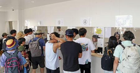 大阪万博未使用チケットの当日券交換開始　行列で朝終了、不満の声も - 日本経済新聞
