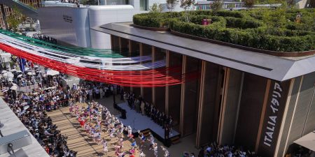 「サローネサテリテ・パーマネントコレクション1998-2025」が大阪・関西万博で開催 | ELLE DECOR [エル・デコ]