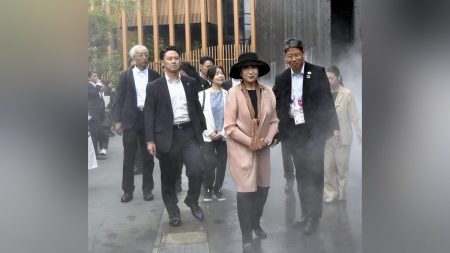 小池百合子・東京都知事が万博を初視察、大屋根リングなど４時間…親交のある湾岸諸国が招待 : 読売新聞