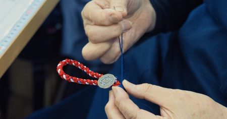 【万博グッズ】ミャクミャクが組紐に!?　職人技が光るストラップ　糸の束を組み上げて作り出す繊細な組み目と優美な柄 – 美術展ナビ