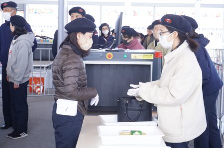 万博、大型手荷物の持ち込み禁止を改めて呼びかけ。預かり料1万円でも減らず、桜島駅・弁天町駅へ折り返す人が約6割と発表 - トラベル Watch