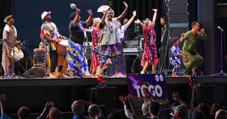 大阪万博で各国共同館の祭典「コモンズ祭り」　アフリカ音楽披露、閉幕前特売も - 日本経済新聞