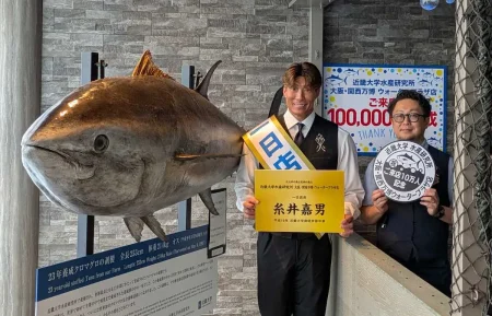OBの糸井嘉男氏が1日店長　近大水産研究所　大阪・関西万博ウォータープラザ店 | Kindai Picks