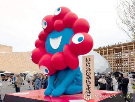 万博ミャクミャク、伊沢拓司率いるQuizKnockにメッセージ　その姿に「か、かわいい、、、」「おケツで押してるw」：紀伊民報AGARA｜和歌山県のニュースサイト
