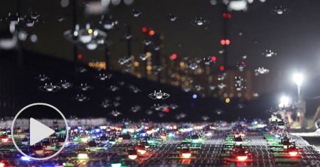 大阪万博の夜空を彩るドローンショー、1000機のフライトに密着 - 日本経済新聞