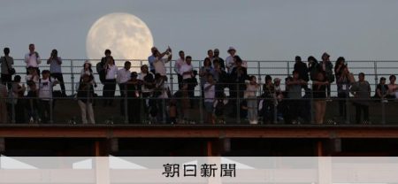フィナーレ近づく万博　まんまるリングの上に浮かぶ中秋の名月 [大阪府] [大阪・関西万博2025]：朝日新聞