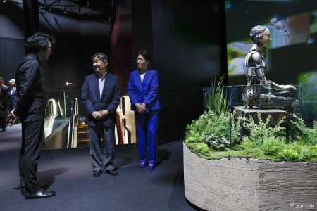 両陛下、万博を再訪　アンドロイド展示など見学―大阪：時事ドットコム